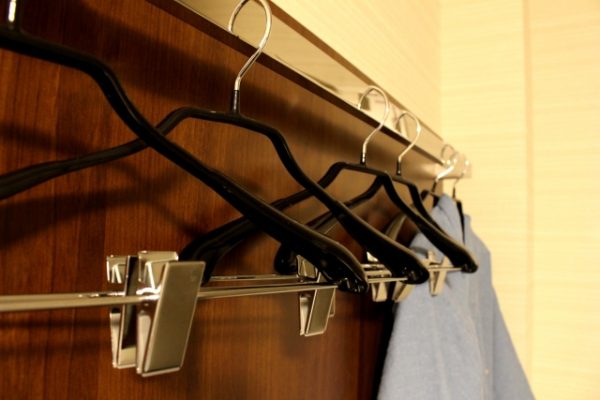 スーツを長期保管する際に収納方法で注意すべきポイントとは