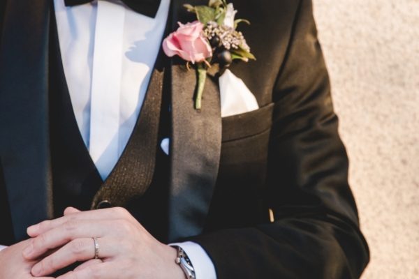 結婚式でスーツ姿をオシャレにするラペルピンの付け方とマナー